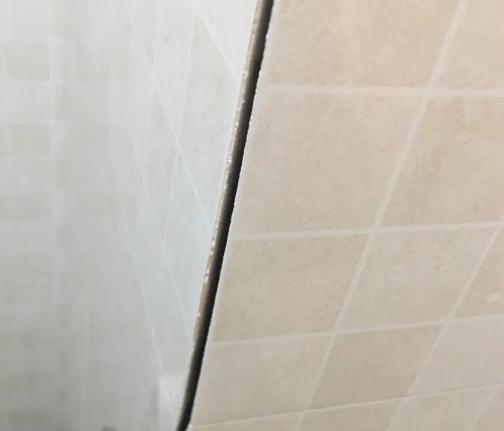 琼结瓷砖空鼓维修公司分享阳台瓷砖脱落的修复过程可以分为以下几个步骤