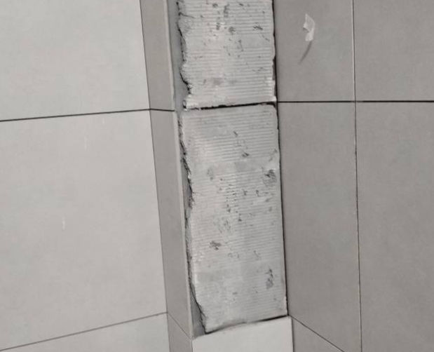 琼结瓷砖空鼓维修公司分享下瓷砖施工前基层浇水润湿程度不足，可能导致以下问题